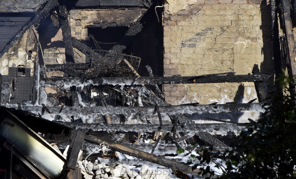 Grossfeuer Einfamilienhaus Siegburg Muehlengrabenstr P1325.JPG - Miklos Laubert